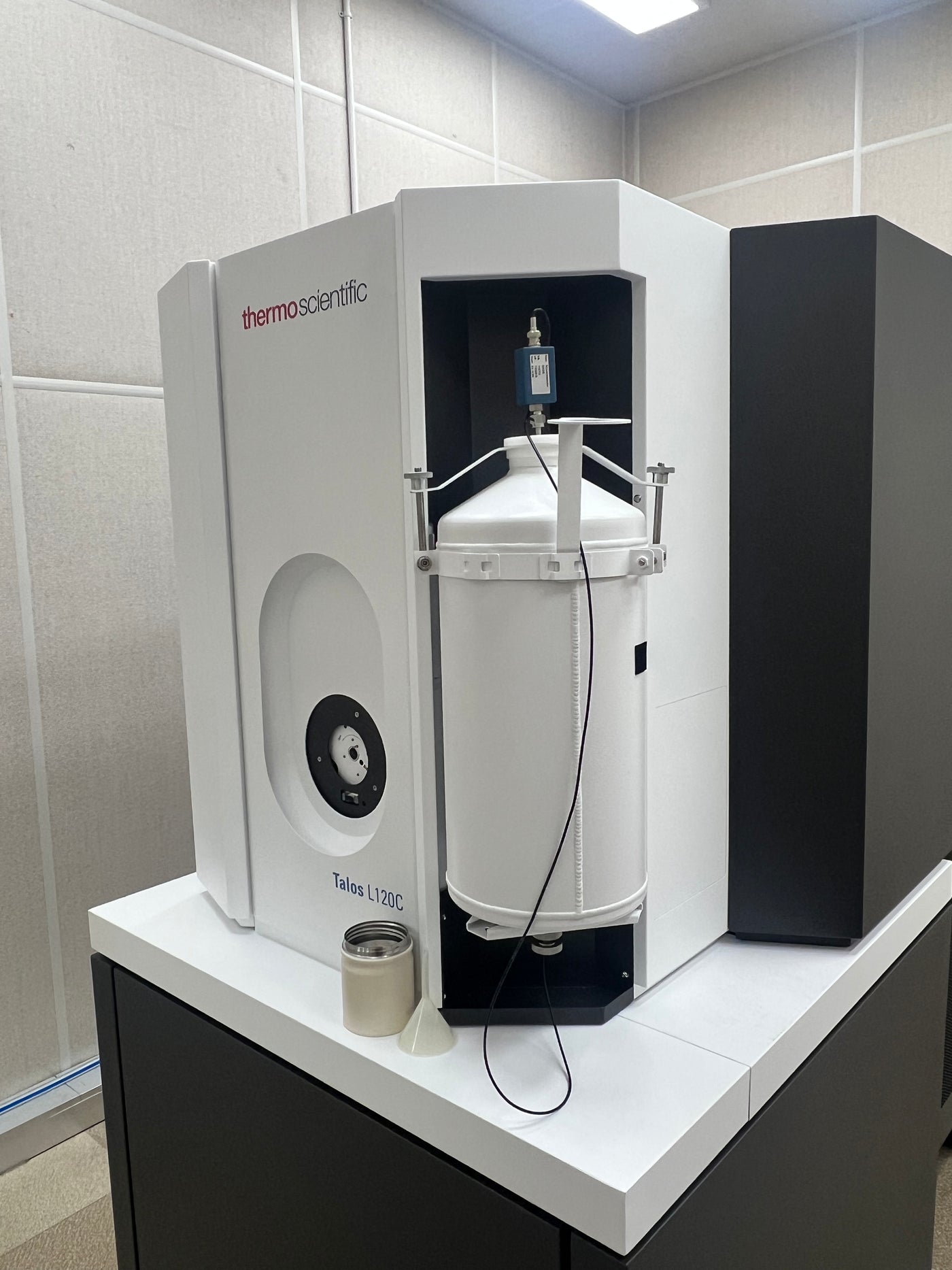 Cryo-TEM instrument used by the Korean research platform behind Haroutine